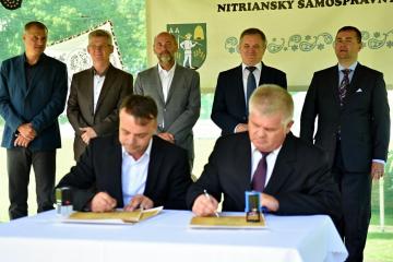 podpísanie zmluvy spolupráce medzi obcou Buják a V podpísanie zmluvy spolupráce medzi obcou Buják a V